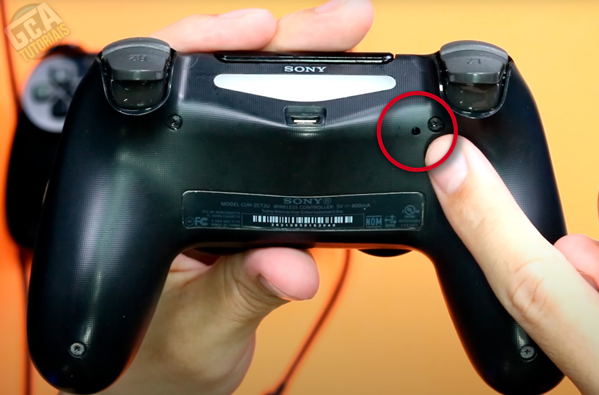 Pressione o botão indicado nesta imagem para resetar o controle do PS4.